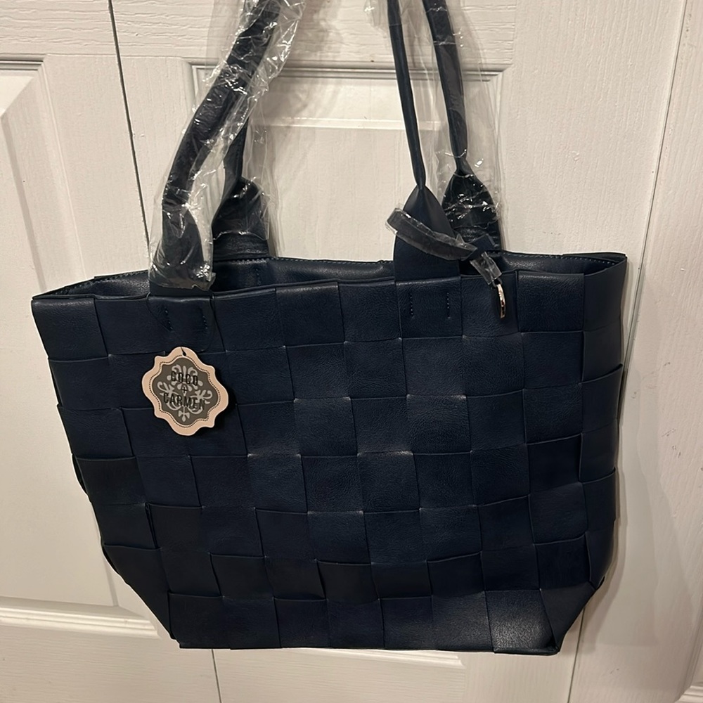 A stylish Navy blue shoulder bag,anyone could use to carry their daily needs!💙